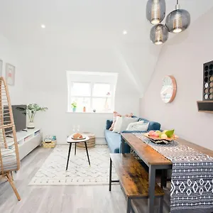 Stylish 2 Bedroom - Parking - 5 Mins Walk To , Bournemouth United Kingdom